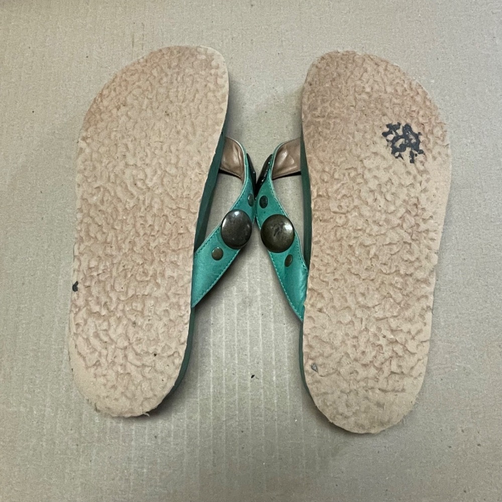 Diego di Lucca Womens Sz 8 Emerald Amora Studded Medallion Leather Thong Sandals - Picture 10 of 10